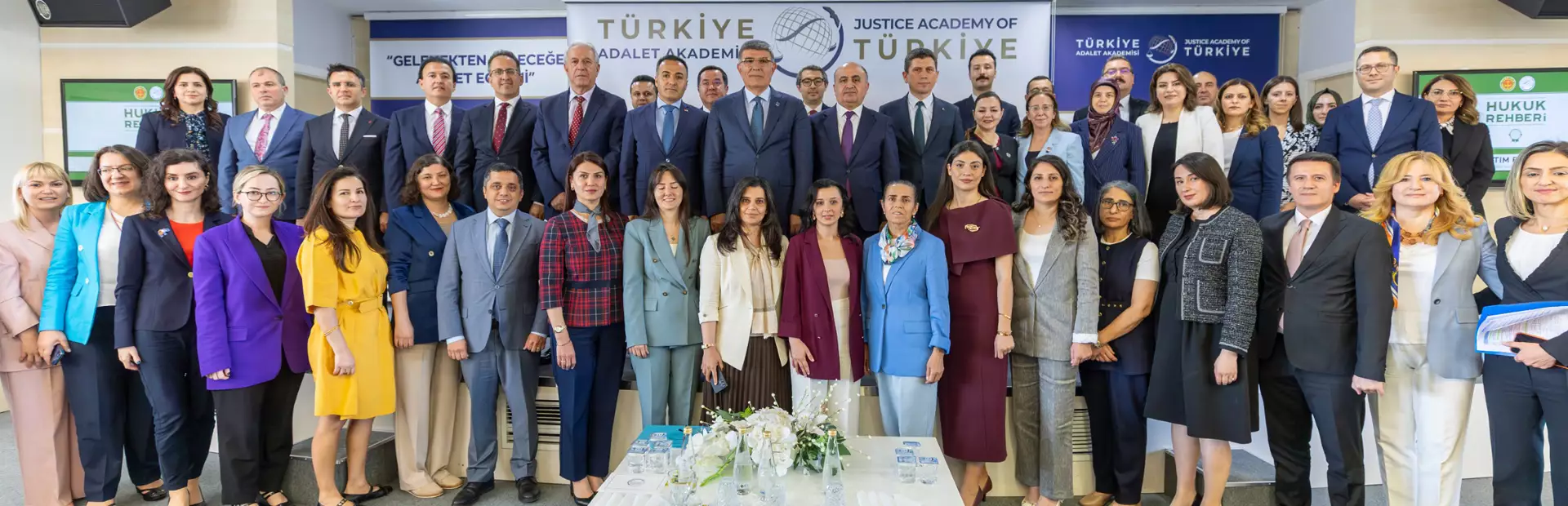 “HUKUK REHBERİ”NİN YAYINA HAZIRLANAN İKİNCİ BASKISI TÜRKİYE ADALET AKADEMİSİNDE TANITILDI